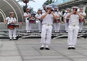 صور.. فرقة الموسيقى العسكرية الفرنسية تعزف في ساحة مكتبة الإسكندرية