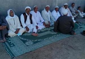 على الحصير.. مواطنون ينتظرون الإدلاء بأصواتهم في البحيرة