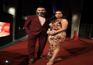 فراج وخطيبته بسنت شوقي في ختام الجونة.. فستان بفتحة جرئية وبدلة كلاسيكية 