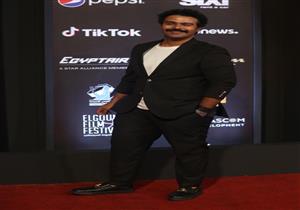 بجاكيت عليه صورته.. إسلام إبراهيم ببدلة غريبة في مهرجان الجونة