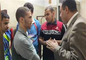 بالصور.. نائب رئيس جامعة أسيوط يطمئن على الطلاب المكفوفين بالمدن الجامعية
