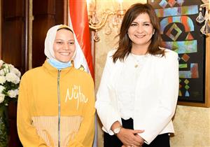 احتفالا بيوم الفتاة العالمي.. فتاة تتقلد منصب وزيرة الهجرة لمدة يوم واحد