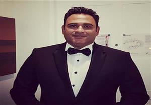     أكرم حسني يشيد بصناع مسرحية "اللوكاندة"