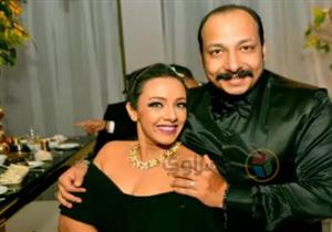 بجاكيت وحذاء ميكي ماوس..  شاهد إطلالة محمد ثروت وزوجته  في "الجونة"