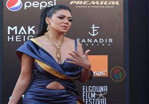 خالد منصور ينضم للسخرية من فستان رانيا يوسف.. والأخيرة تعلن التحدي