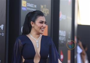 ميرهان حسين تتألق بفستان جذاب على الريد كاربيت في ختام الجونة