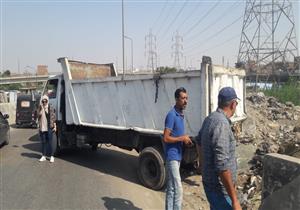 صور.. نائب محافظ القليوبية تضبط سيارة أثناء إلقاء مخلفات على "دائري قليوب"