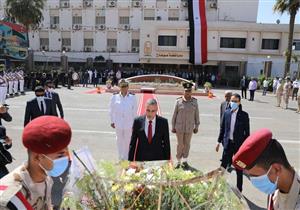 بالصور.. محافظ سوهاج يضع الزهور على النصب التذكاري لشهداء أكتوبر