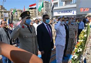 محافظ الدقهلية يضع الزهور على النصب التذكاري للجندي المجهول