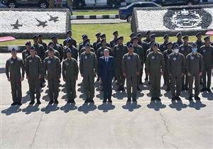 في ذكرى أكتوبر.. محافظ المنيا يضع الزهور على النصب التذكاري للجندي المجهول