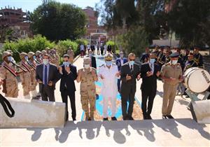 بالصور.. محافظ كفر الشيخ يضع الزهور على النصب التذكاري للجندي المجهول