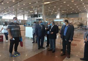 نائب وزير الطيران يتفقد حركة الركاب بمبنى 2 بمطار القاهرة