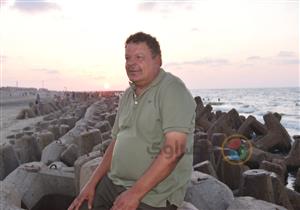 رحلة "عم يحيى" منقذ مصيف بلطيم.. اعتزل بعد 25 عامًا من محاربة الأمواج 