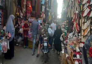 "لانش بوكس بـ15 جنيهًا".. 20 صورة من "قيسارية مستلزمات المدارس بأسيوط" -صور