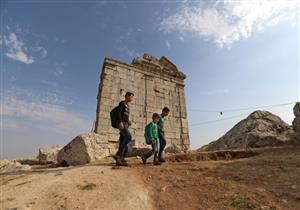 نازحون يسكنون موقعاً أثرياً بدل المخيمات المكتظة في شمال غرب سوريا