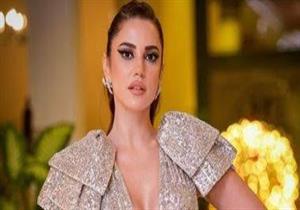 درة بفستان أنيق من كوليكشن الشتاء من تصميمها