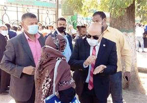 بالصور.. زحام بمكاتب بريد أسوان لسحب كراسات الإسكان الاجتماعي