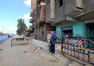 إخلاء سكان عقار مائل بـ"زراعي طوخ" لخطورته على المارة- صور