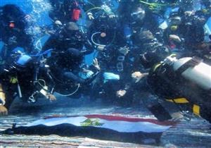 "يأكل ويصلي تحت الماء".. صدام كيلاني يكسر الرقم القياسي العالمي لأطول غطسة- صور