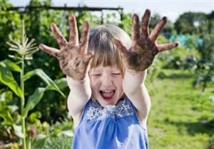  مفيد أم ضار؟.. دراسة تحسم الجدل بشأن لعب الأطفال بالتراب