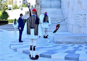 السيسى يضع إكليلًا من الزهور على نصب الجندي المجهول في أثينا