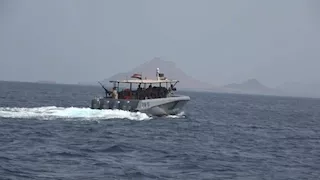 هيئة البحرية البريطانية: زوارق مسلحة تحاول اعتراض ناقلة نفط بالقرب من اليمن