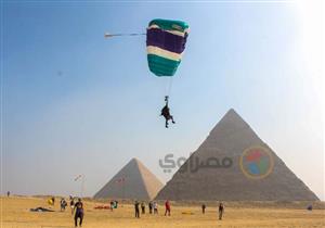 بالصور- "الذين هبطوا من السماء".. القفز "كالفرعون" بالمظلات فوق  الأهرامات (معايشة)