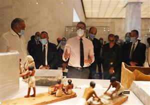 وزير السياحة والآثار يوجّه بتعديل طريقة عرض القطع الأثرية في متحف الحضارة (صور)