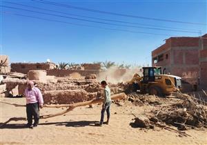 بمشاركة الأهالي.. حملة لإزالة العشوائيات في "البشندي" بالوادي الجديد -صور