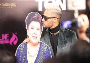  فنانة انهارت وآخر قبّل يدها.. ماذا فعل النجوم حينما رأوا مجسم رجاء الجداوي؟