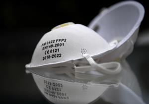 طبيب ألماني: قناع الفم والأنف لا يشكل خطرًا صحيًا