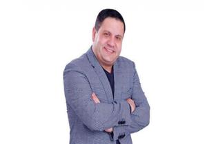 "حد يعرف يطلعني".. إدوارد ينشر صورة من الطفولة