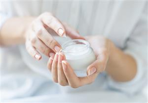 الإفتاء تكشف حكم استعمال الكريمات والزيوت المرطبة للجلد والشعر في نهار رمضان