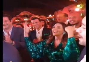 رقص دنيا سمير غانم وخالد الصاوي مع درة في حفل زفافها (فيديو)