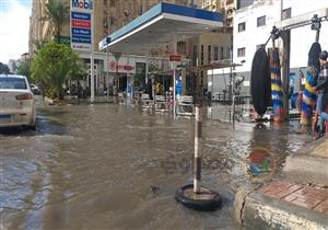 "بركة مياه".. الأمطار تغمر ميدان فيكتورعمانويل في الإسكندرية - صور