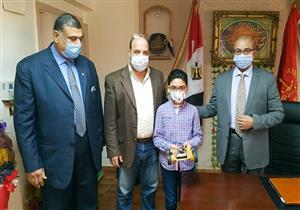 تعمل بالهاتف.. وكيل تعليم بورسعيد يستقبل تلميذًا ابتكر "سيارة خشب" – صور