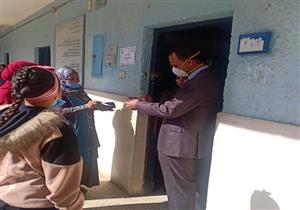 صور.. محافظ قنا: انتظام التصويت داخل لجان إعادة انتخابات مجلس النواب