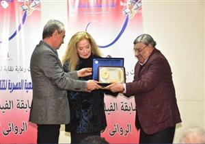 الأمير أباظة ينشر صورًا من تكريم رغدة في الجمعية المصرية لكتاب ونقاد السينما