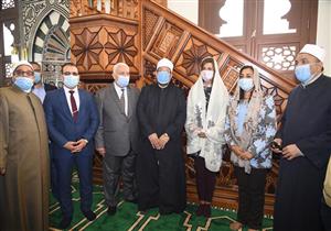 من مصلى السيدات.. وزيرة الهجرة ومحافظ دمياط تتابعان خطبة الجمعة بمسجد النخيل 