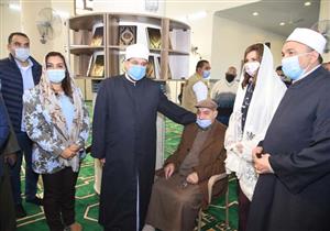 من غرفة السيدات.. وزيرة الهجرة ومحافظ دمياط تستمعان لخطبة الجمعة في مسجد النخيل (صور)