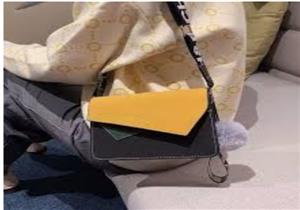 الحقيبة تتخذ شكل الظرف هذا الشتاء