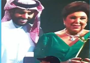 ابنة رجاء الجداوي تنشر صورة لوالدتها الراحلة مع تركي آل الشيخ