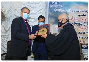 ​رئيس "الإنجيلية" ينصب قسًّا جديدًا لكنيسة السويس ويكرم راعيها السابق (صور)