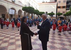صور.. محافظ بورسعيد يشهد طابور الصباح في مدرسة الراهبات الفرنسيسكان 