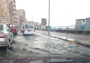 ارتباك مروري بطريق كورنيش الإسكندرية بسبب الأمطار- صور 