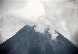 إجلاء المئات بعد رفع الإنذار من ثوران بركان في إندونيسيا إلى ثاني أعلى مستوى