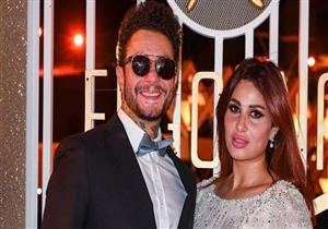  بفستان جريء وبليزر.." الكابلز" أحمد الفيشاوي وزوجته في أحدث ظهور لهما