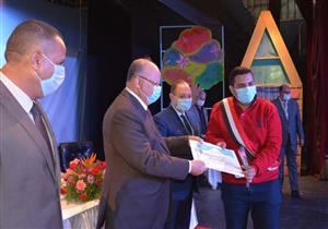 محافظ القاهرة يكرم أبناء عمال النظافة المتفوقين في التعليم