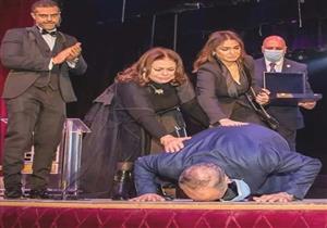  سجد باكيا على المسرح.. تكريم أشرف زكي بمعهد الفنون المسرحية