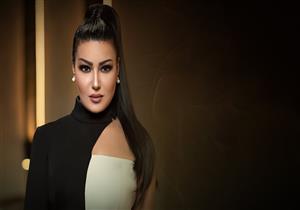 سمية الخشاب تُطعم أسدا وتغني له "لقيت الطبطبة" (فيديو)